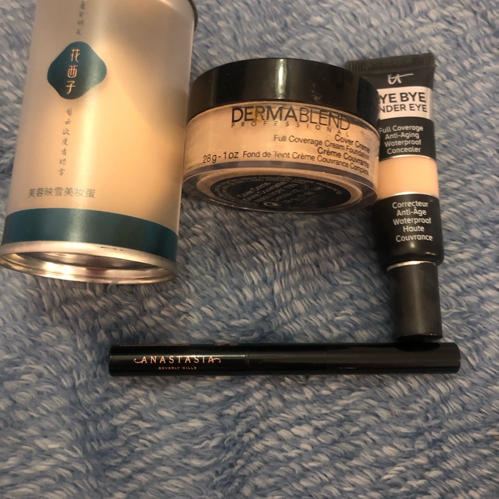 2 full coverage concealers, one brow pencil and one new sponge